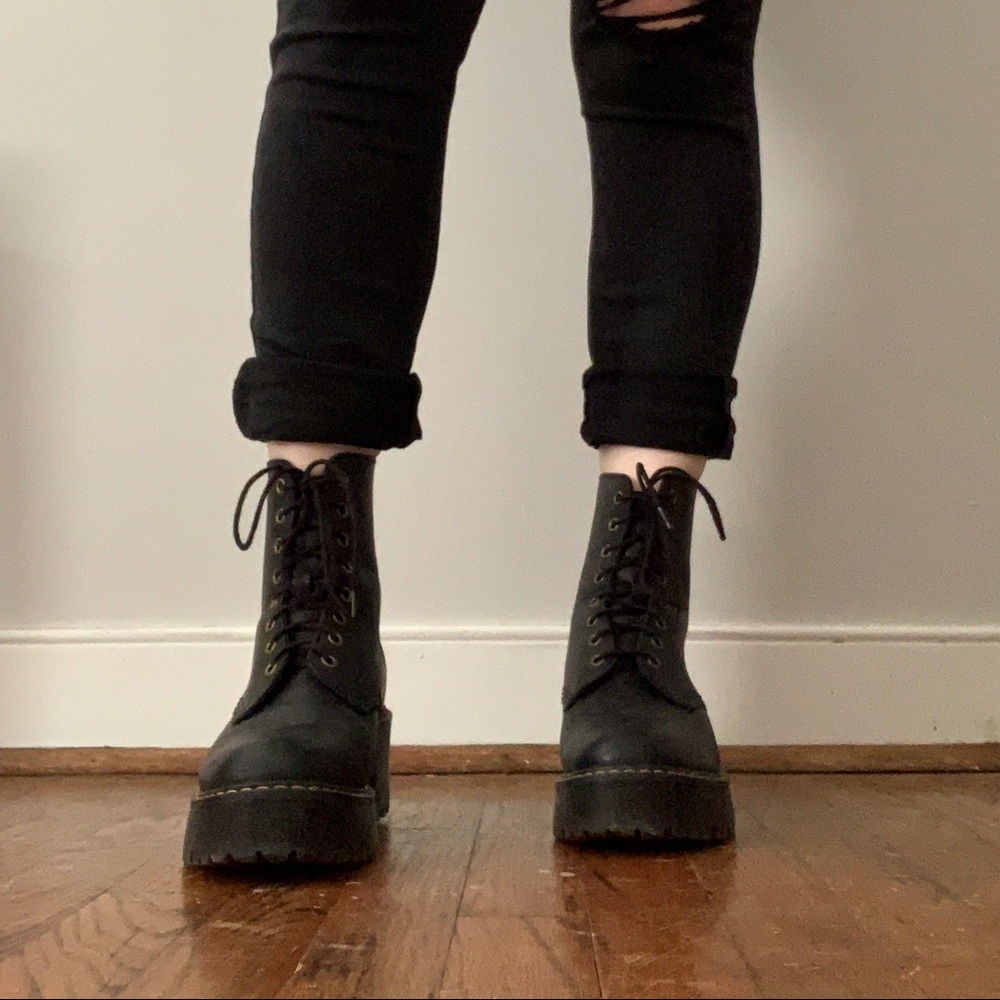 Dr. Martens Women’s Shriver Hi US8